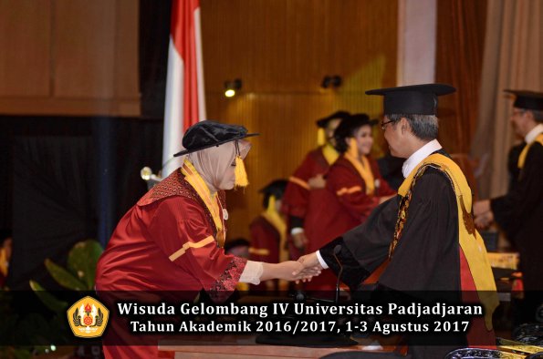 Wisuda Unpad Gel IV TA 2016_2017 Fakultas EKONOMI BISNIS oleh Rektor 100