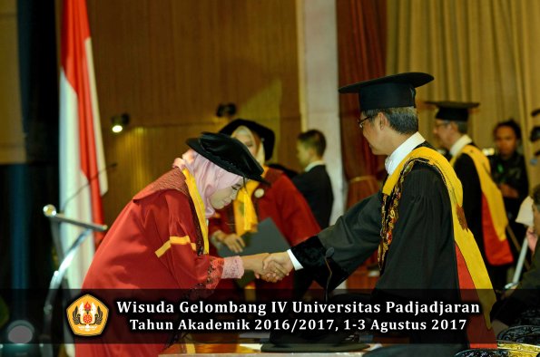 Wisuda Unpad Gel IV TA 2016_2017 Fakultas EKONOMI BISNIS oleh Rektor 112