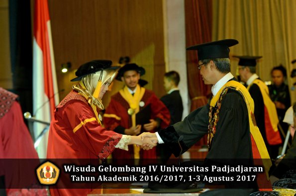 Wisuda Unpad Gel IV TA 2016_2017 Fakultas EKONOMI BISNIS oleh Rektor 113