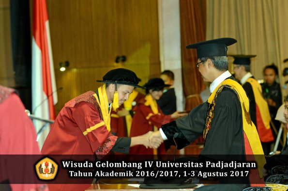 Wisuda Unpad Gel IV TA 2016_2017 Fakultas EKONOMI BISNIS oleh Rektor 114