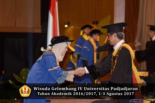 Wisuda Unpad Gel IV TA 2016_2017 Fakultas EKONOMI BISNIS oleh Rektor 149