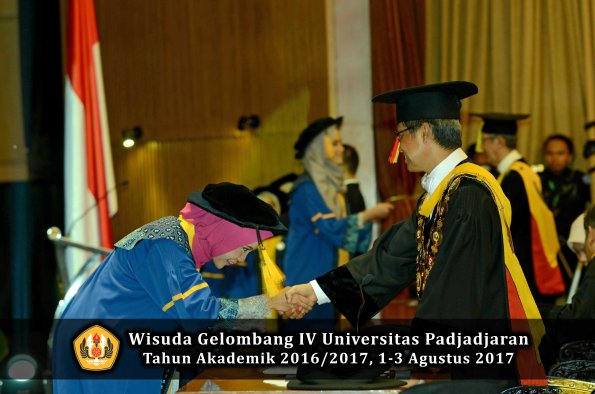 Wisuda Unpad Gel IV TA 2016_2017 Fakultas EKONOMI BISNIS oleh Rektor 182