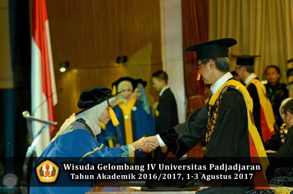 Wisuda Unpad Gel IV TA 2016_2017 Fakultas EKONOMI BISNIS oleh Rektor 184