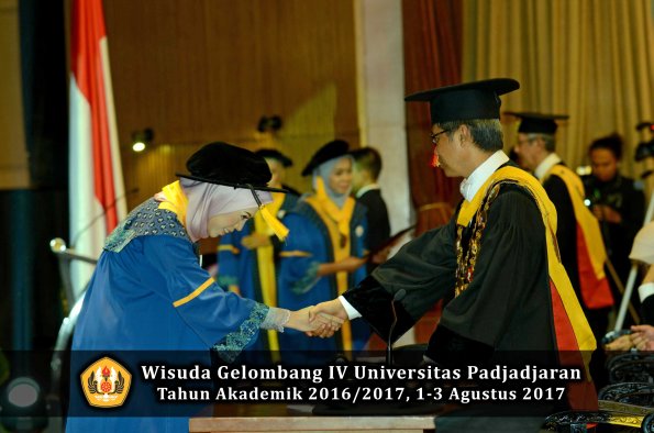 Wisuda Unpad Gel IV TA 2016_2017 Fakultas EKONOMI BISNIS oleh Rektor 209