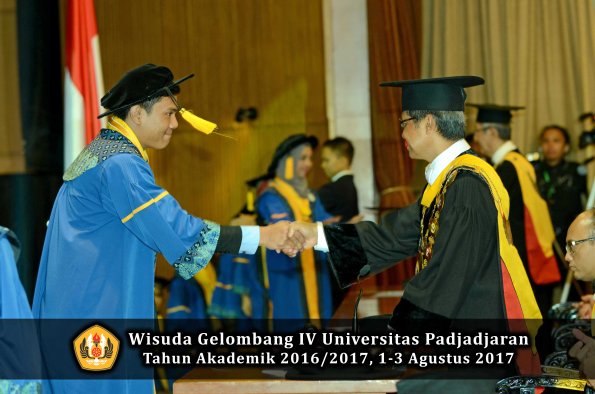 Wisuda Unpad Gel IV TA 2016_2017 Fakultas EKONOMI BISNIS oleh Rektor 227