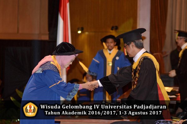Wisuda Unpad Gel IV TA 2016_2017 Fakultas EKONOMI BISNIS oleh Rektor 243
