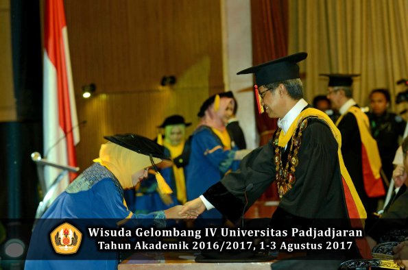 Wisuda Unpad Gel IV TA 2016_2017 Fakultas EKONOMI BISNIS oleh Rektor 245