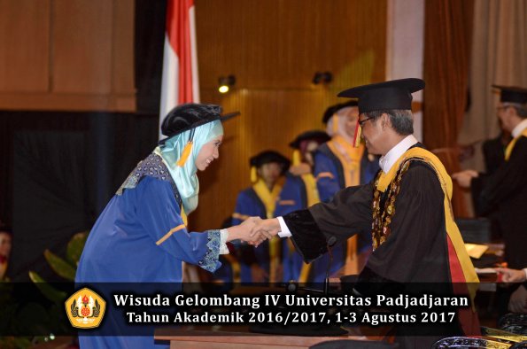 Wisuda Unpad Gel IV TA 2016_2017 Fakultas EKONOMI BISNIS oleh Rektor 251