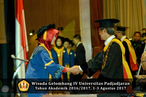 Wisuda Unpad Gel IV TA 2016_2017 Fakultas EKONOMI BISNIS oleh Rektor 256