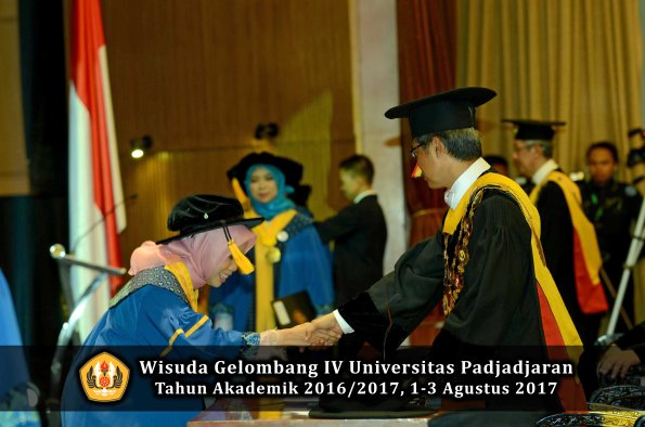 Wisuda Unpad Gel IV TA 2016_2017 Fakultas EKONOMI BISNIS oleh Rektor 273