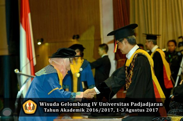 Wisuda Unpad Gel IV TA 2016_2017 Fakultas EKONOMI BISNIS oleh Rektor 302