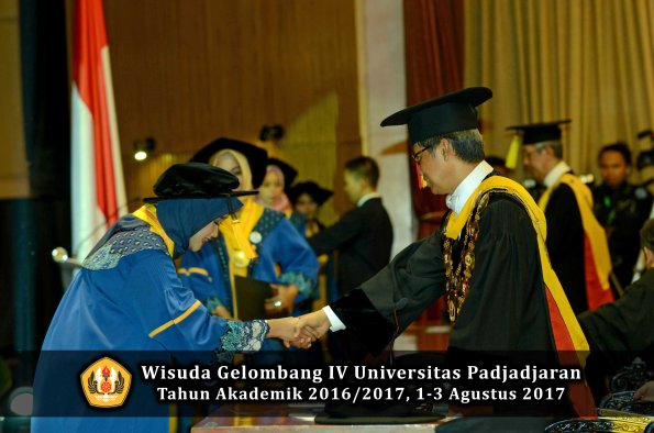 Wisuda Unpad Gel IV TA 2016_2017 Fakultas EKONOMI BISNIS oleh Rektor 304