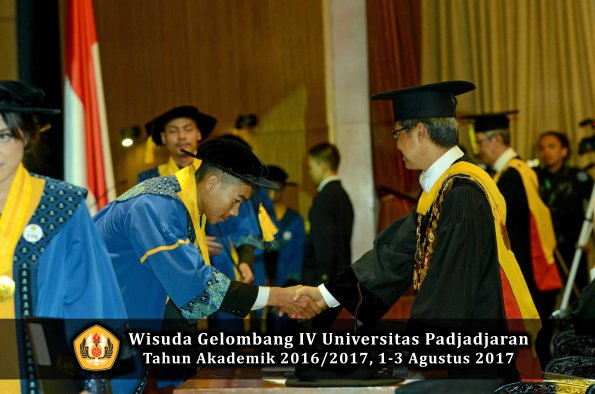 Wisuda Unpad Gel IV TA 2016_2017 Fakultas EKONOMI BISNIS oleh Rektor 313