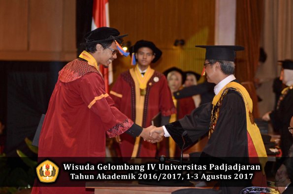 Wisuda Unpad Gel IV TA 2016_2017 Fakultas GEOLOGI oleh Rektor 008