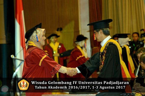 Wisuda Unpad Gel IV TA 2016_2017 Fakultas GEOLOGI oleh Rektor 010