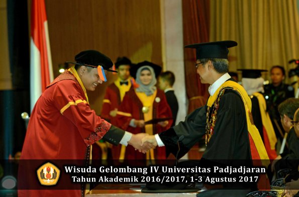 Wisuda Unpad Gel IV TA 2016_2017 Fakultas GEOLOGI oleh Rektor 017