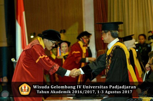 Wisuda Unpad Gel IV TA 2016_2017 Fakultas GEOLOGI oleh Rektor 029