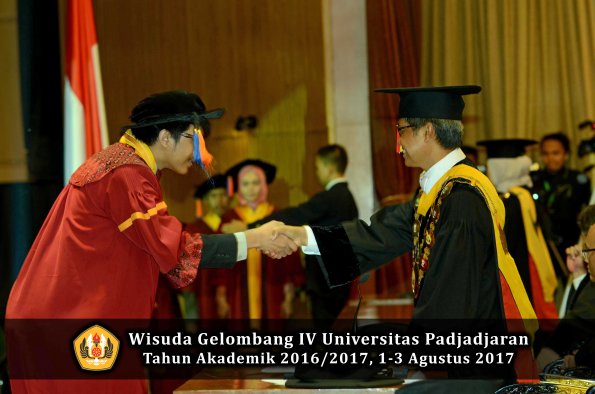Wisuda Unpad Gel IV TA 2016_2017 Fakultas GEOLOGI oleh Rektor 030