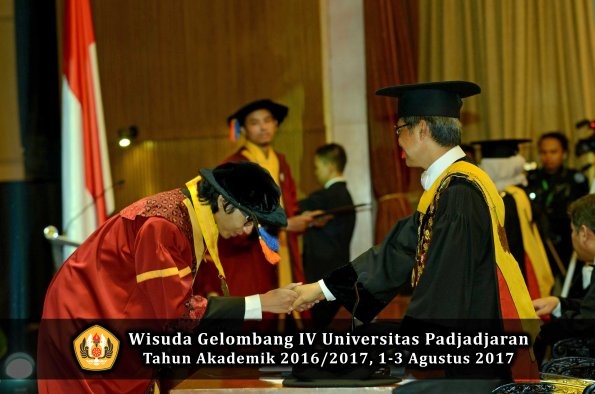 Wisuda Unpad Gel IV TA 2016_2017 Fakultas GEOLOGI oleh Rektor 034