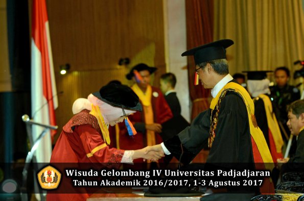 Wisuda Unpad Gel IV TA 2016_2017 Fakultas GEOLOGI oleh Rektor 037