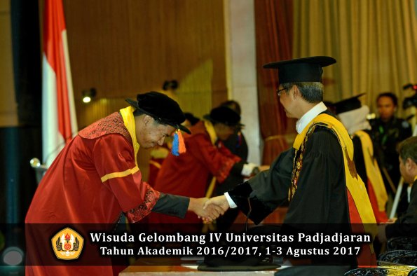Wisuda Unpad Gel IV TA 2016_2017 Fakultas GEOLOGI oleh Rektor 038