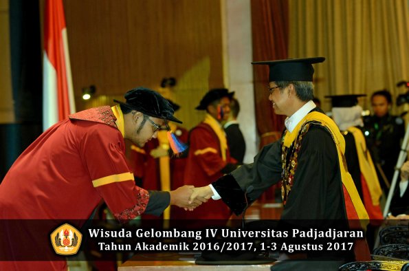 Wisuda Unpad Gel IV TA 2016_2017 Fakultas GEOLOGI oleh Rektor 042