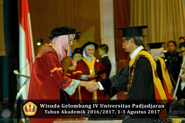 Wisuda Unpad Gel IV TA 2016_2017 Fakultas GEOLOGI oleh Rektor 045