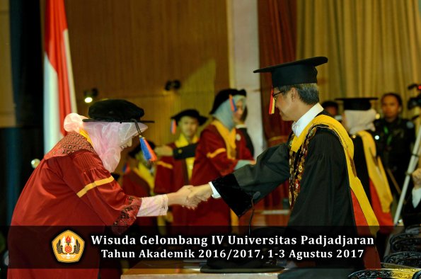 Wisuda Unpad Gel IV TA 2016_2017 Fakultas GEOLOGI oleh Rektor 047
