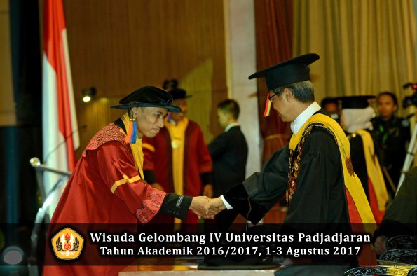 Wisuda Unpad Gel IV TA 2016_2017 Fakultas GEOLOGI oleh Rektor 050