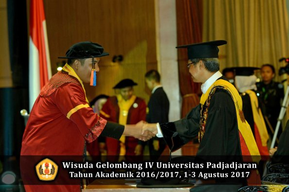 Wisuda Unpad Gel IV TA 2016_2017 Fakultas GEOLOGI oleh Rektor 051