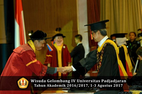 Wisuda Unpad Gel IV TA 2016_2017 Fakultas GEOLOGI oleh Rektor 056
