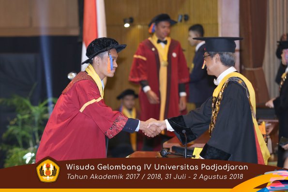 Wisuda Unpad gel IV TA 2017-2018 fak Teknik Geologi  oleh Rektor 012