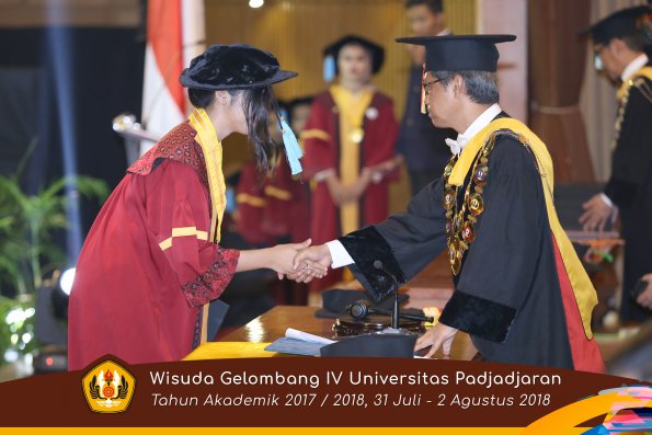 Wisuda Unpad gel IV TA 2017-2018 Fak Ilmu budaya oleh Rektor 061