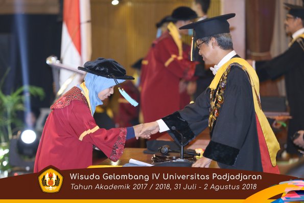 Wisuda Unpad gel IV TA 2017-2018 Fak Ilmu budaya oleh Rektor 070