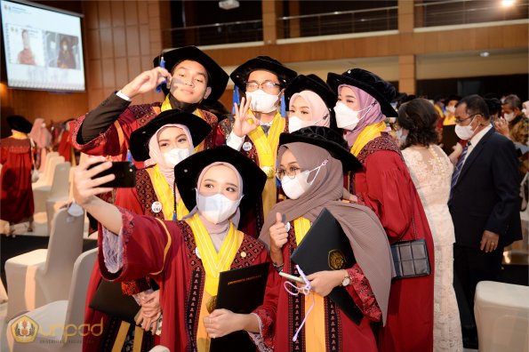 LIPUTAN WISUDA UNPAD GEL IV TA 2021 2022 SESI III (21)