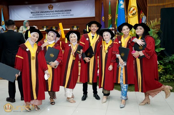 LIPUTAN WISUDA UNPAD GEL IV TA 2021 2022 SESI VIII (124)