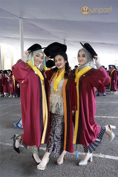 LIPUTAN WISUDA UNPAD GEL IV TA 2022 2023 SESI II (20)