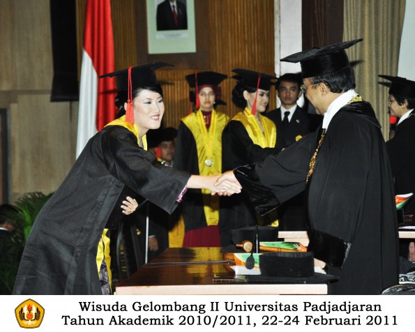 wisuda-fakultas-hukum-s1-dan-s2-oleh-rektor_012