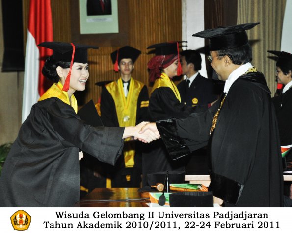 wisuda-fakultas-hukum-s1-dan-s2-oleh-rektor_013