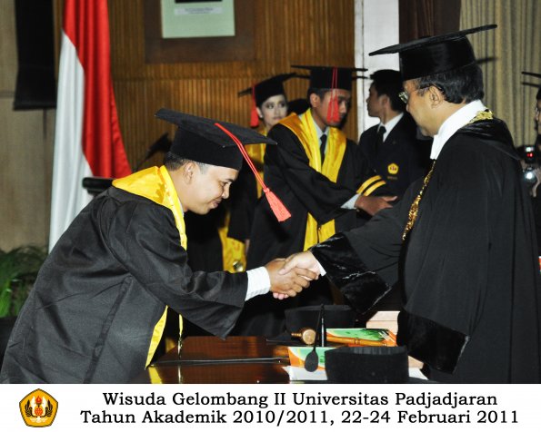 wisuda-fakultas-hukum-s1-dan-s2-oleh-rektor_019
