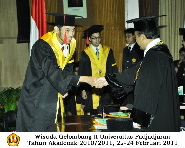 wisuda-fakultas-hukum-s1-dan-s2-oleh-rektor_102