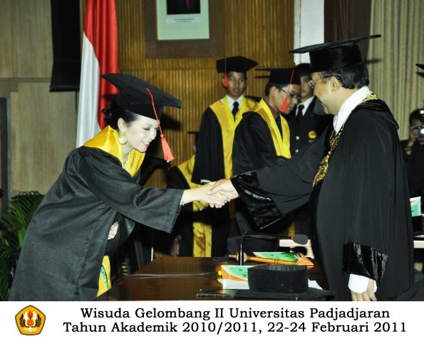 wisuda-fakultas-hukum-s1-dan-s2-oleh-rektor_105
