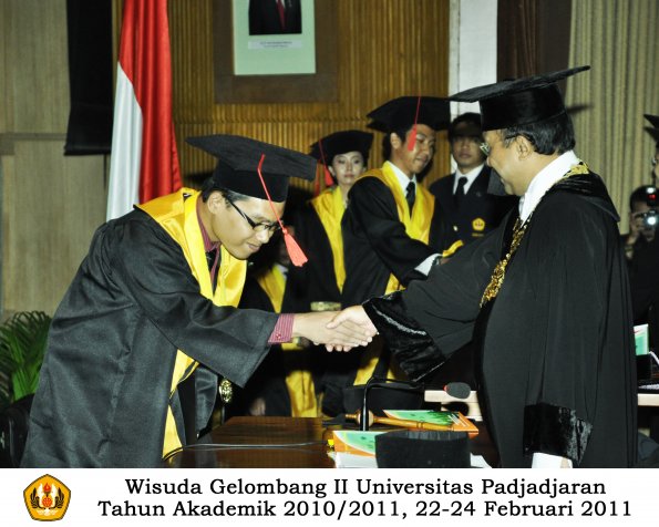 wisuda-fakultas-hukum-s1-dan-s2-oleh-rektor_106