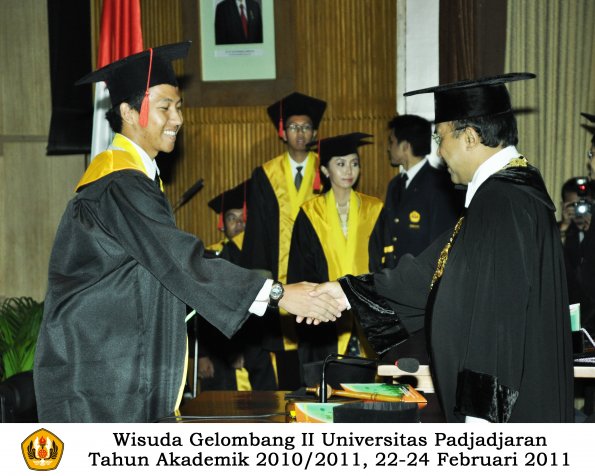 wisuda-fakultas-hukum-s1-dan-s2-oleh-rektor_107