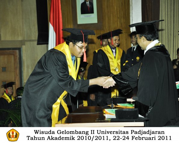wisuda-fakultas-hukum-s1-dan-s2-oleh-rektor_124
