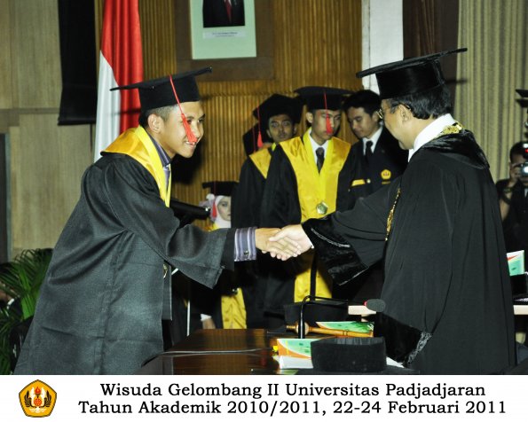 wisuda-fakultas-hukum-s1-dan-s2-oleh-rektor_125