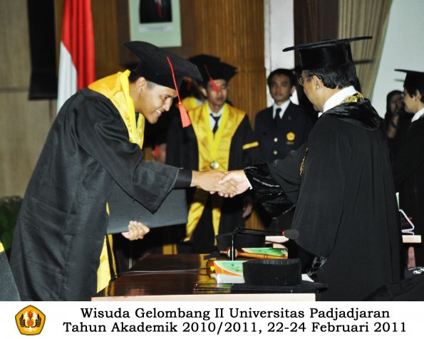 wisuda-fakultas-hukum-s1-dan-s2-oleh-rektor_131
