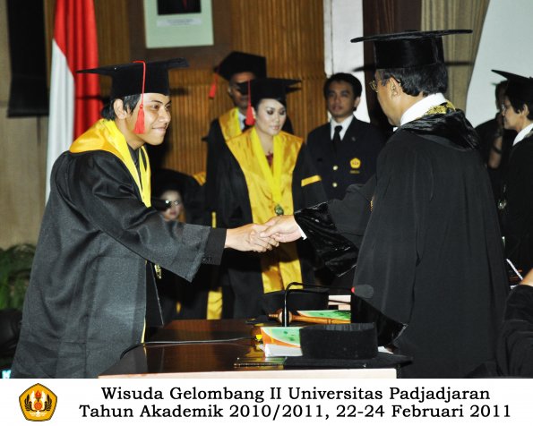wisuda-fakultas-hukum-s1-dan-s2-oleh-rektor_157