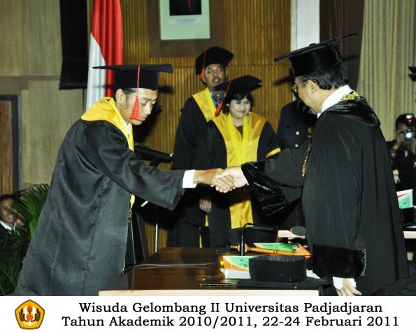 wisuda-fakultas-hukum-s1-dan-s2-oleh-rektor_163