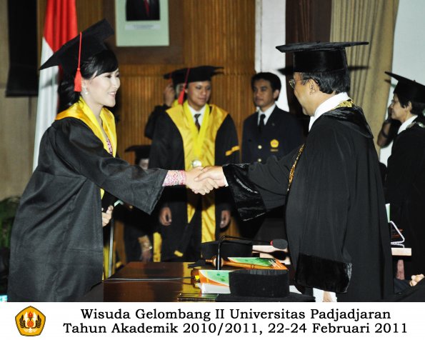 wisuda-fakultas-hukum-s1-dan-s2-oleh-rektor_170